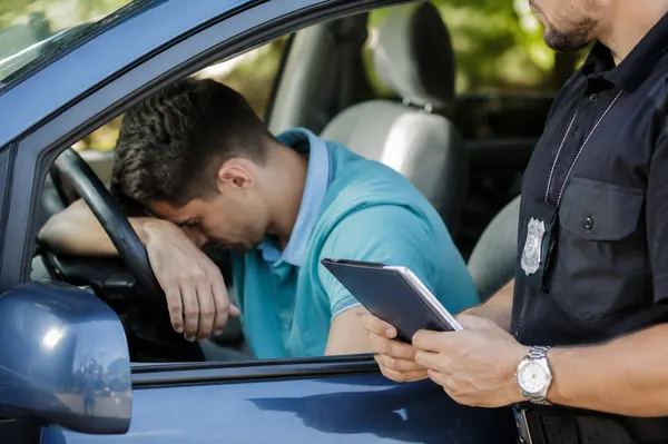 Motorista frustrado após receber multa